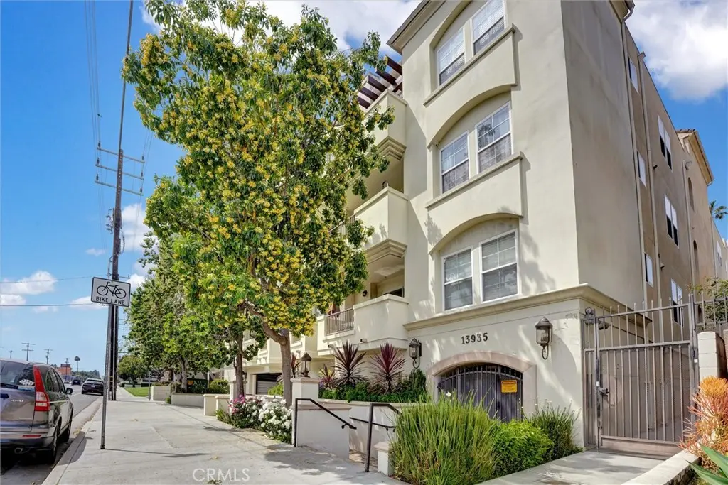 13935 Burbank Boulevard 105, Van Nuys, CA — listing photo 1