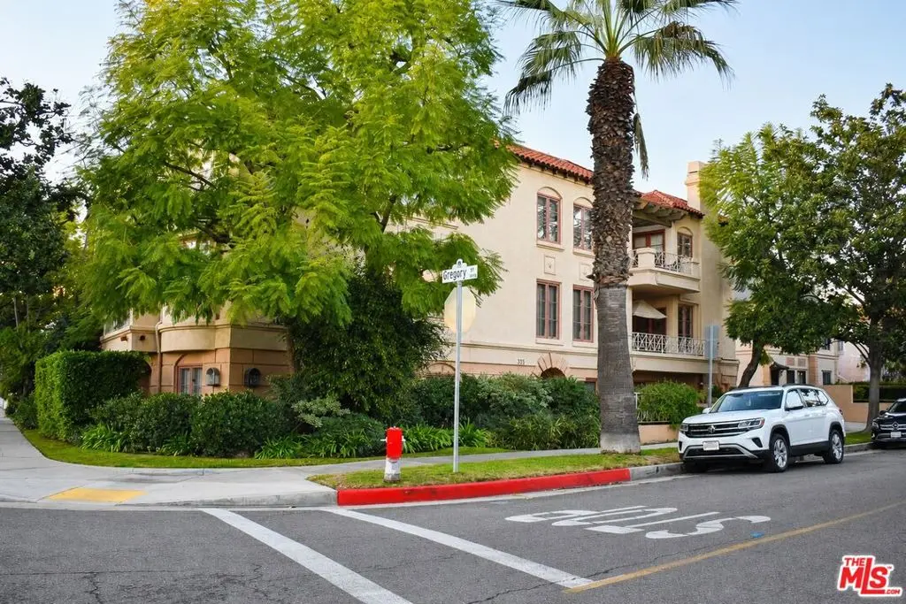 Residential Lease for rent at 235 S Gale Drive 101, Beverly Hills, Los Angeles County, CA featuring 3 beds and 3 baths