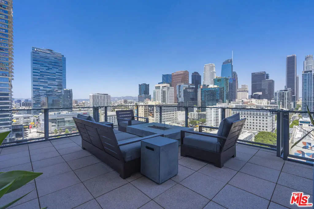 Residential Lease for rent at 1100 S Hope Street 1714, Los Angeles, Los Angeles County, CA featuring 2 beds and 3 baths
