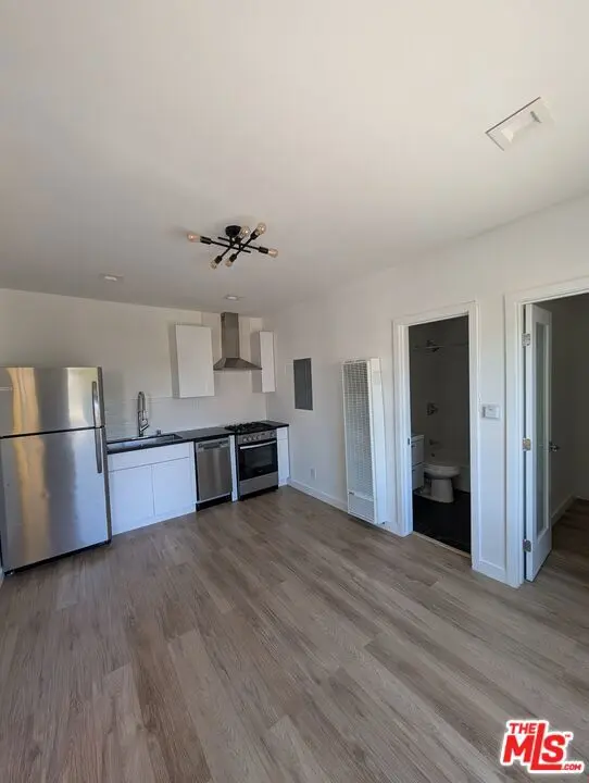 Residential Lease for rent at 2626 Cloverfield Boulevard 10, Santa Monica, Los Angeles County, CA and 1 bath