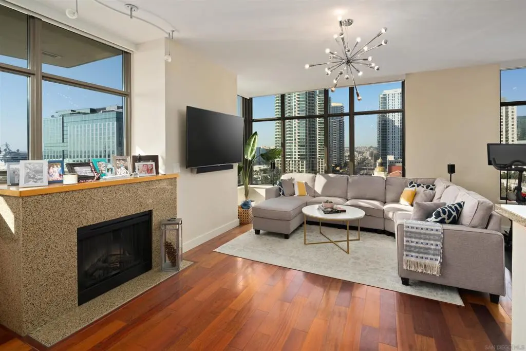 Single Family Residence for rent at 700 W E St 1303, San Diego, CA featuring 2 beds and 2 baths