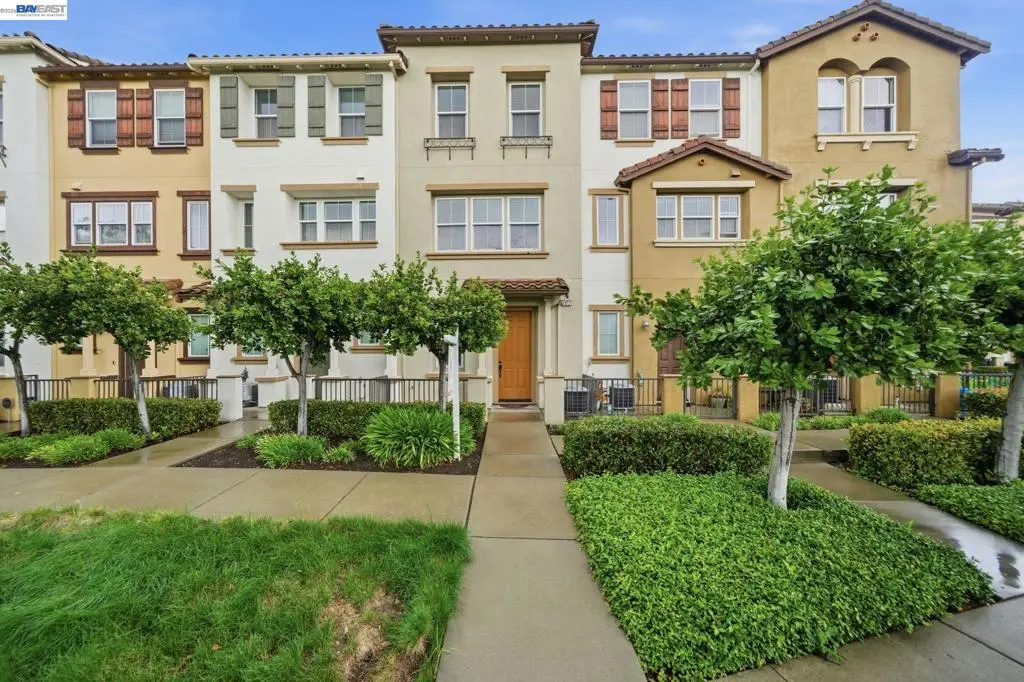 Condominium for sale at 1012 Martin Luther King Dr, Hayward, CA featuring 3 beds and 4 baths