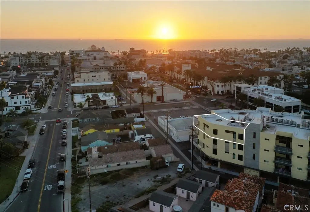 Condominium for sale at 414 Main 400, Huntington Beach, CA featuring 2 beds and 3 baths