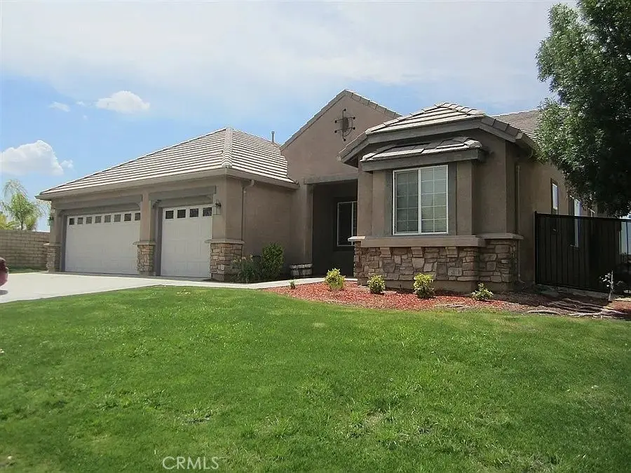 Single Family Residence for rent at 5008 Via Palermo Drive, Bakersfield, CA featuring 4 beds and 3 baths