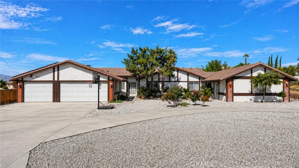 16258 Chiwi, Apple Valley, CA — listing photo 1