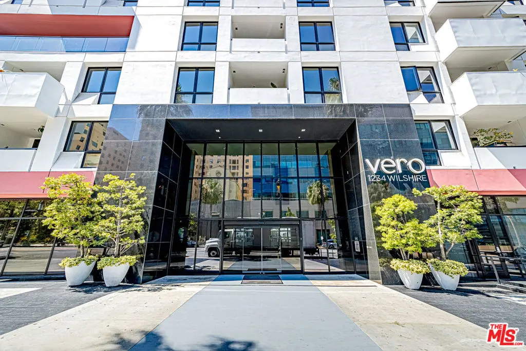 Residential Lease for rent at 1234 Wilshire Boulevard 321, Los Angeles, Los Angeles County, CA featuring 1 bed and 2 baths