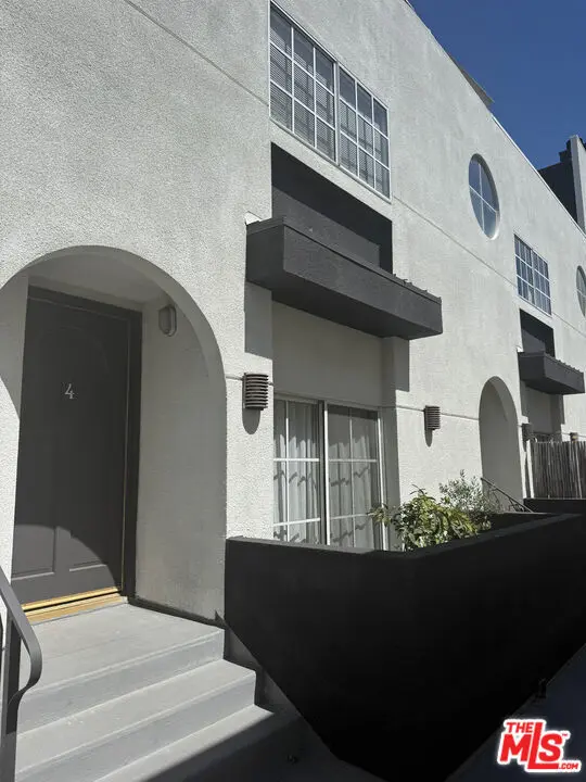 Residential Lease for rent at 108 N Orlando Ave. 4, Los Angeles, Los Angeles County, CA featuring 2 beds and 3 baths