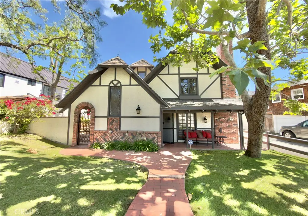 Single Family Residence for rent at 327 Aster, Laguna Beach, CA featuring 4 beds and 4 baths