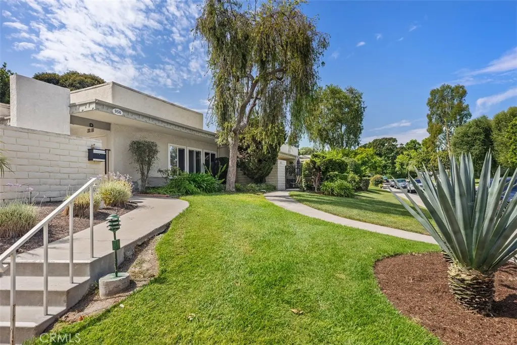 Stock Cooperative for rent at 956 Calle Aragon C, Laguna Woods, CA featuring 1 bed and 1 bath