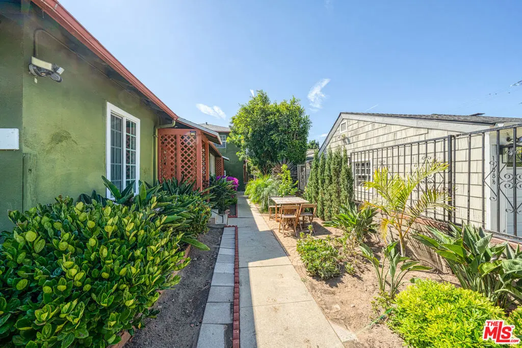 Residential Lease for rent at 1112 Ocean Park Boulevard D, Santa Monica, Los Angeles County, CA featuring 2 beds and 1 bath