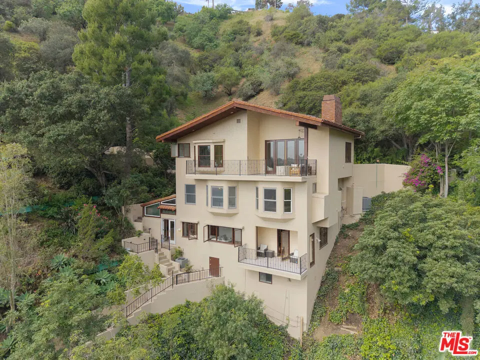 Residential Lease for rent at 10160 Cielo Drive 1/2, Beverly Hills, Los Angeles County, CA featuring 3 beds and 4 baths