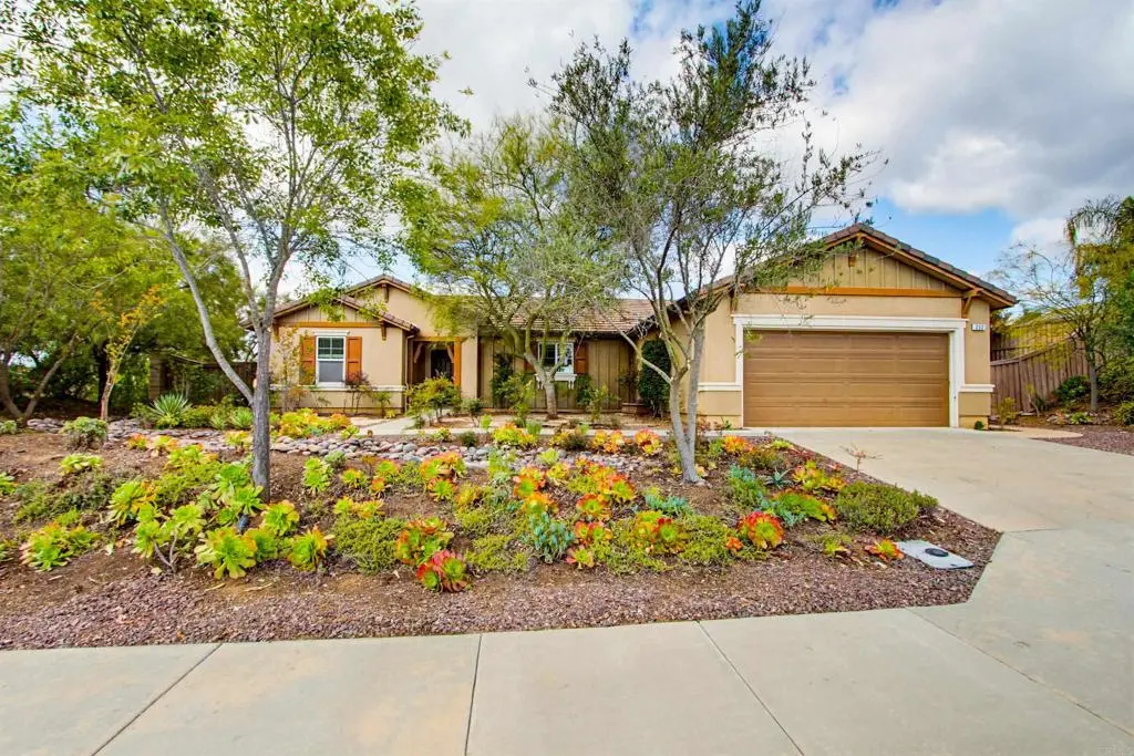 352 Tom McGuinness Jr Circle, Fallbrook, CA — listing photo 1