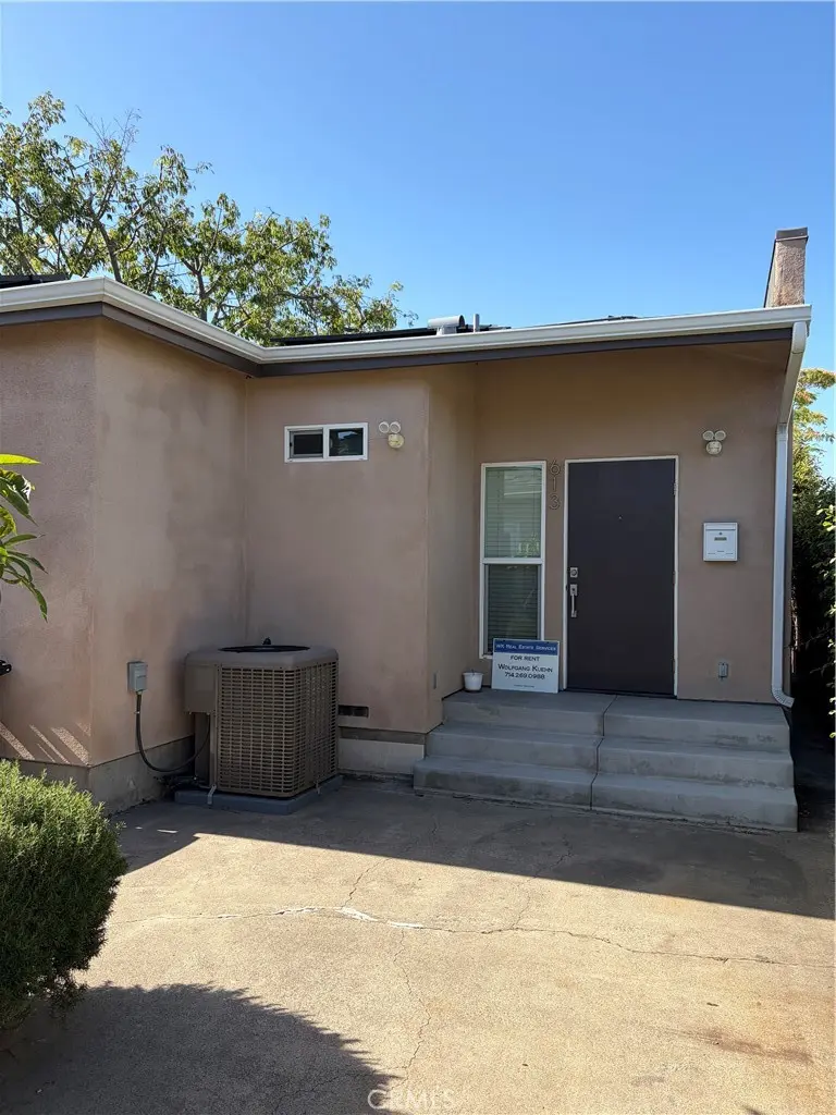 Single Family Residence for rent at 611 W Walnut, Orange, CA featuring 2 beds and 2 baths