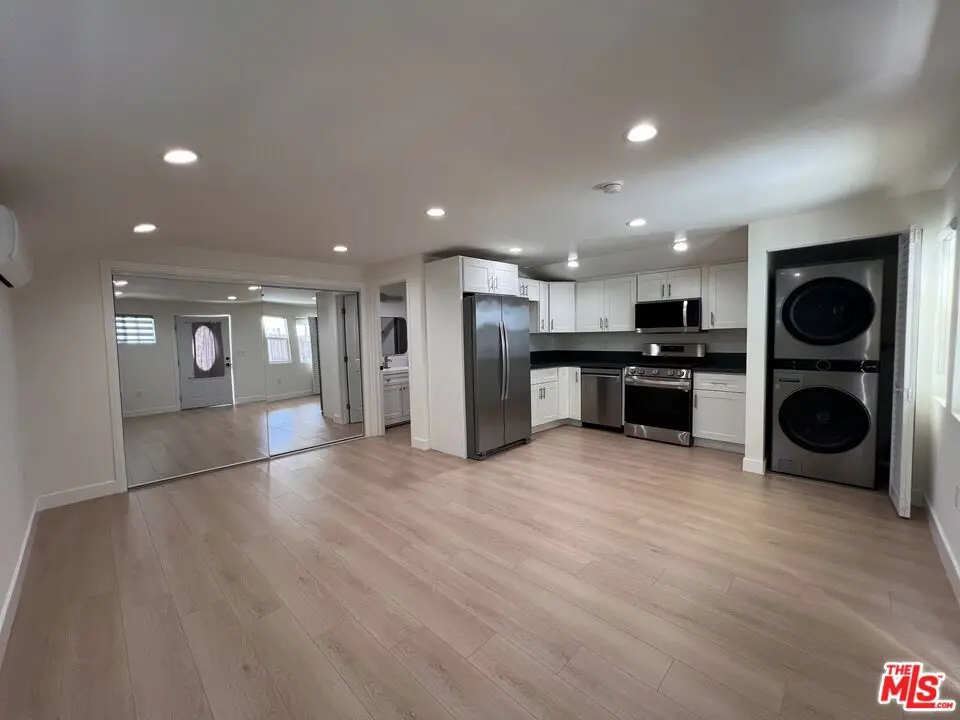 Residential Lease for rent at 946 S Lucerne Boulevard, Los Angeles, Los Angeles County, CA and 1 bath