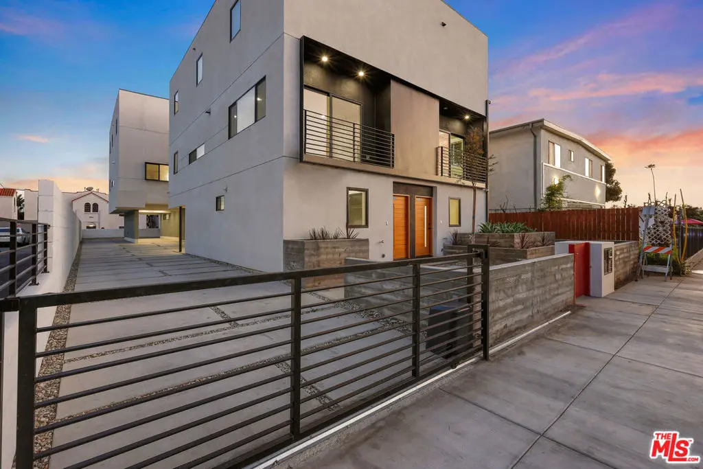 Residential Income for sale at 3820 Montclair Street, Los Angeles, CA featuring 19 beds and 16 baths