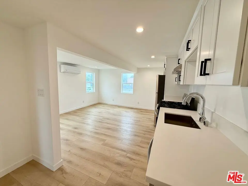 Residential Lease for rent at 1021 Venice Boulevard 4, Los Angeles, Los Angeles County, CA featuring 1 bed and 1 bath
