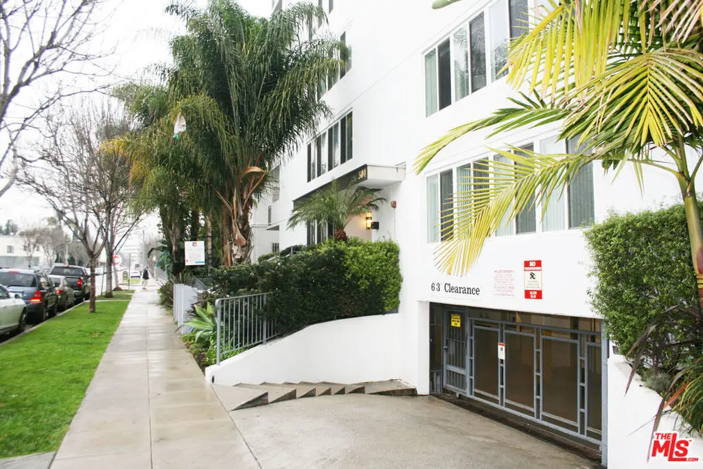 Residential Lease for rent at 304 S Elm Drive 303, Beverly Hills, Los Angeles County, CA featuring 2 beds and 2 baths