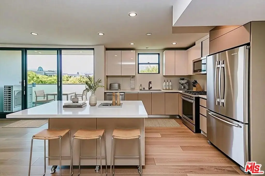 Residential Lease for rent at 328 N Maple Drive 303, Beverly Hills, Los Angeles County, CA featuring 2 beds and 2 baths