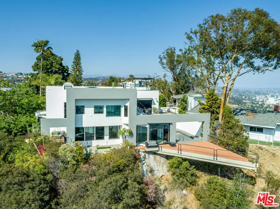 Residential Lease for rent at 8424 Grand View Drive, Los Angeles, Los Angeles County, CA featuring 2 beds and 3 baths