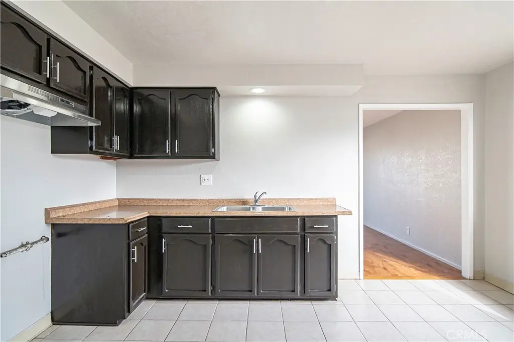 Residential Lease for rent at 1308 E Oaks Street C, Compton, Los Angeles County, CA featuring 3 beds and 2 baths