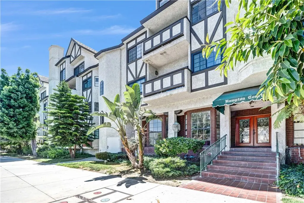 17914 Magnolia Boulevard 210, Encino, CA — listing photo 1