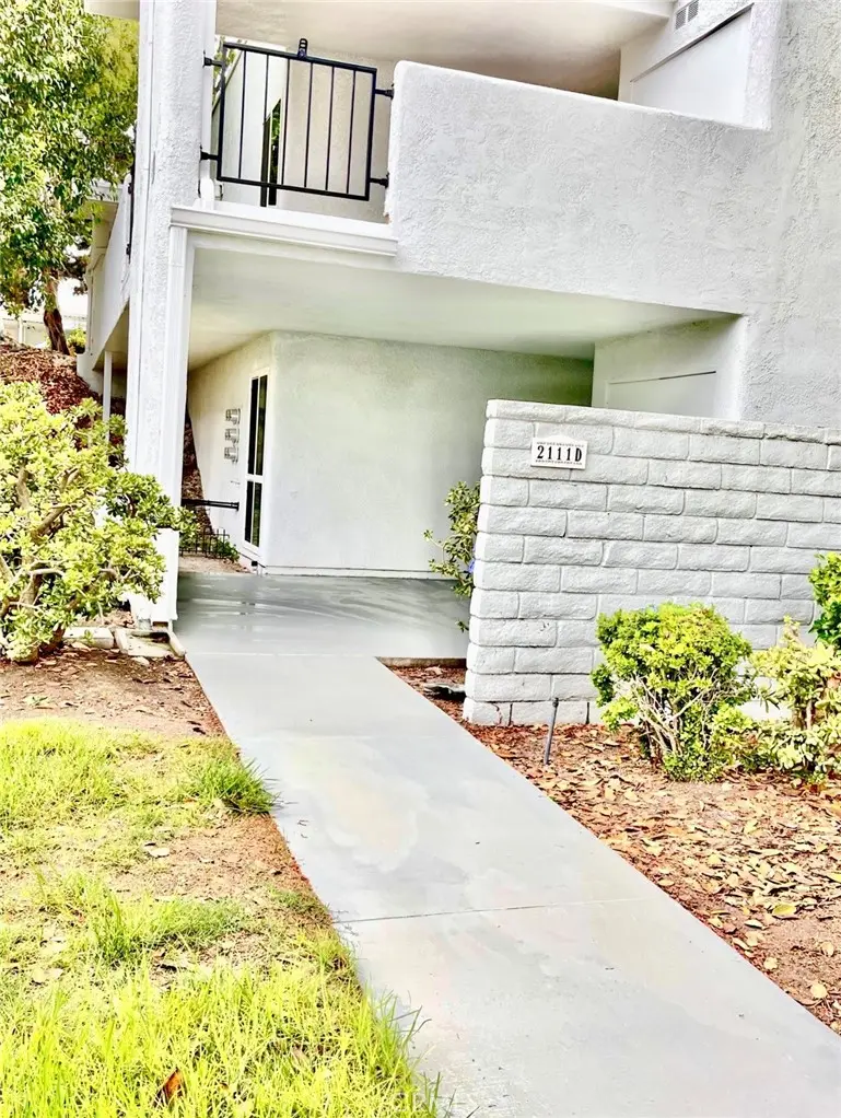 Condominium for sale at 2111 Via Puerta D, Laguna Woods, CA featuring 2 beds and 1 bath