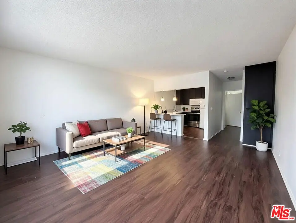 Residential Lease for rent at 1125 W 36th Place #8, Los Angeles, Los Angeles County, CA and 1 bath