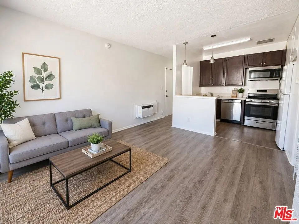 Residential Lease for rent at 1133 W 36th Place 2, Los Angeles, Los Angeles County, CA featuring 2 beds and 1 bath