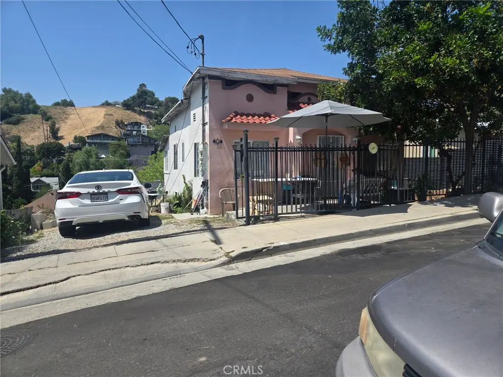 Duplex for sale at 523521 Clifton St, Los Angeles, CA featuring 3 beds and 5 baths