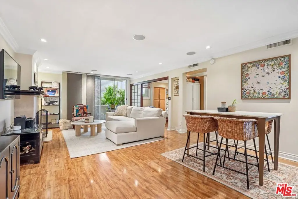 5325 Newcastle Avenue 201, Encino, CA — listing photo 1