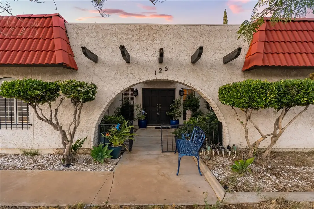 125 Lakeview Drive, Palmdale, CA — listing photo 1