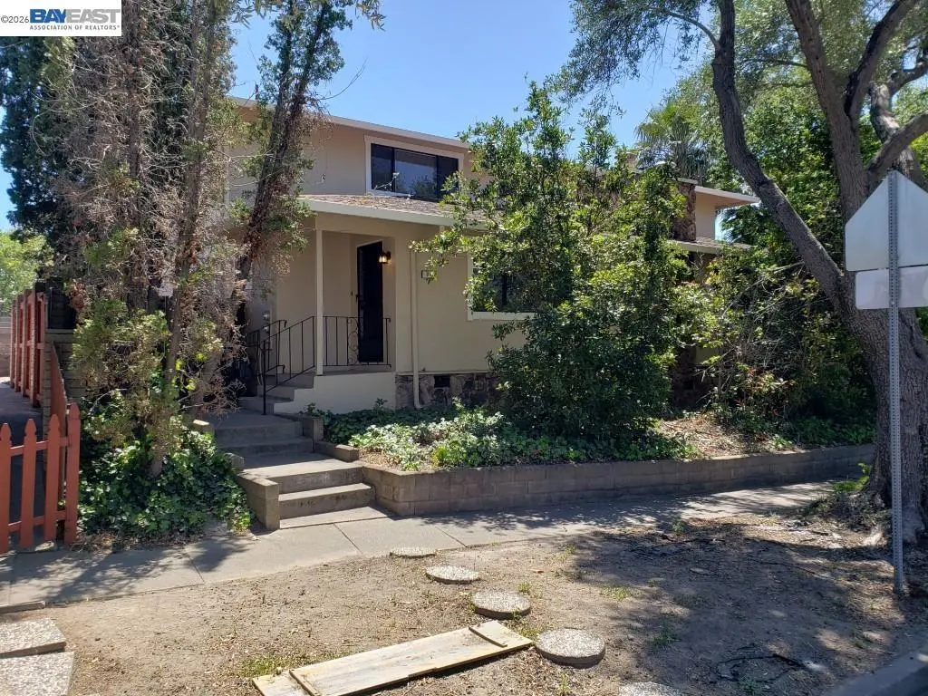 Duplex for rent at 342 Washington Blvd, Fremont, CA featuring 3 beds and 3 baths