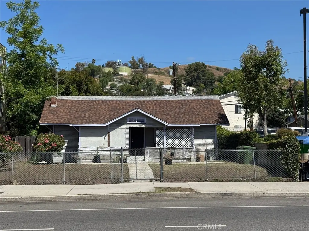 Single Family Residence for sale at 5077 Huntington N, Los Angeles, CA featuring 2 beds and 1 bath