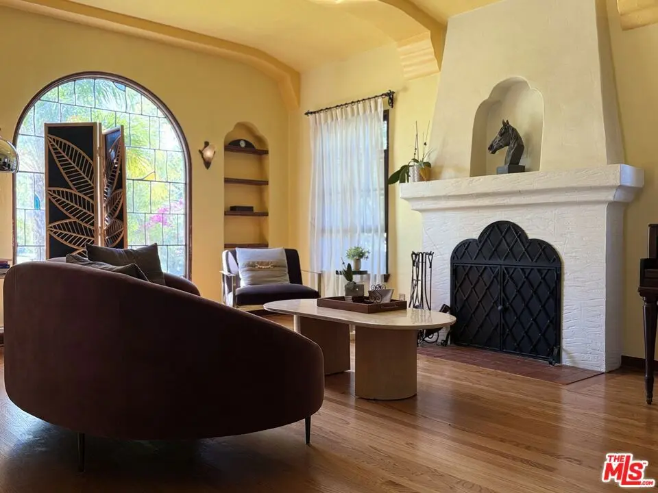 Residential Lease for rent at 923 Alma Street, Glendale, Los Angeles County, CA featuring 2 beds and 1 bath