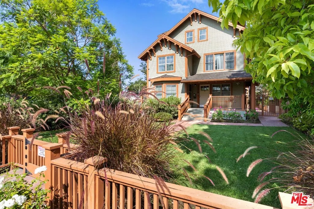 Condominium for rent at 2317 Scarff Street B, Los Angeles, CA featuring 5 beds and 4 baths