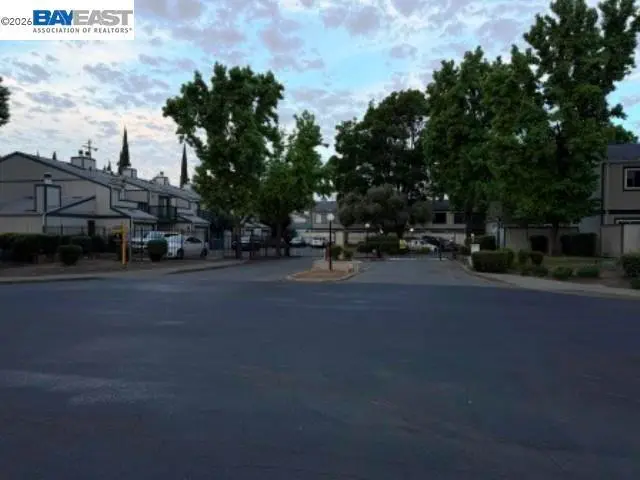Condominium for sale at 299 Shasta Dr 29, Vacaville, CA featuring 3 beds and 3 baths