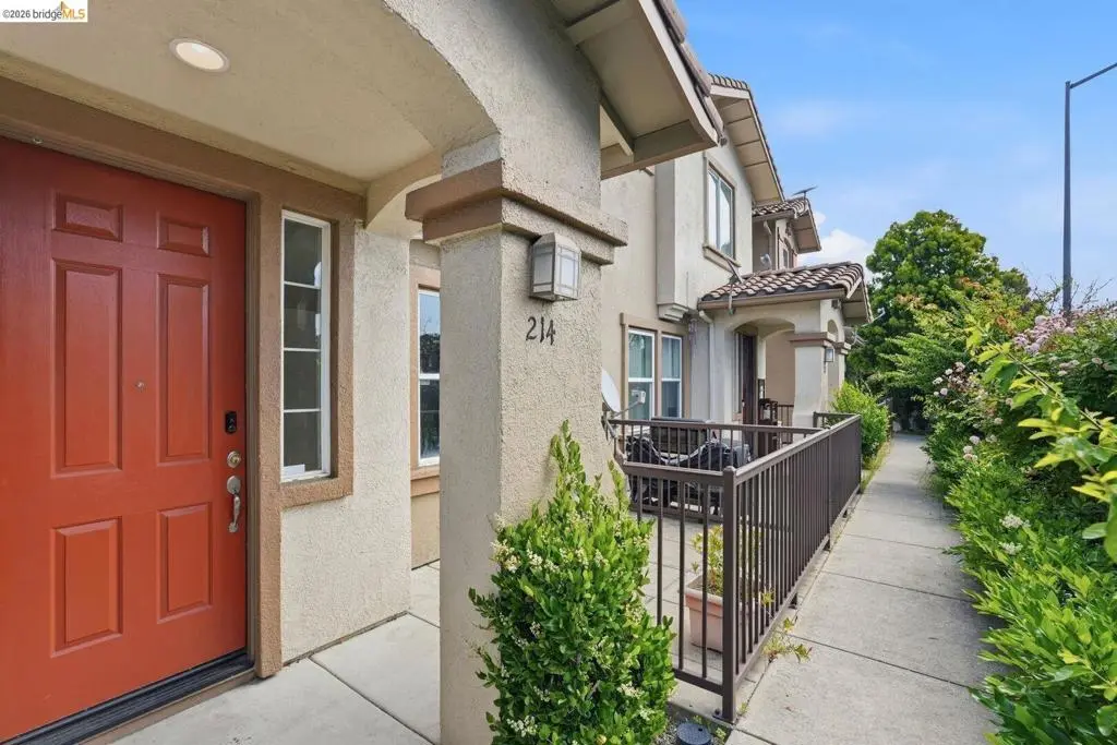 Condominium for sale at 214 Carmel ST, San Pablo, CA featuring 2 beds and 3 baths