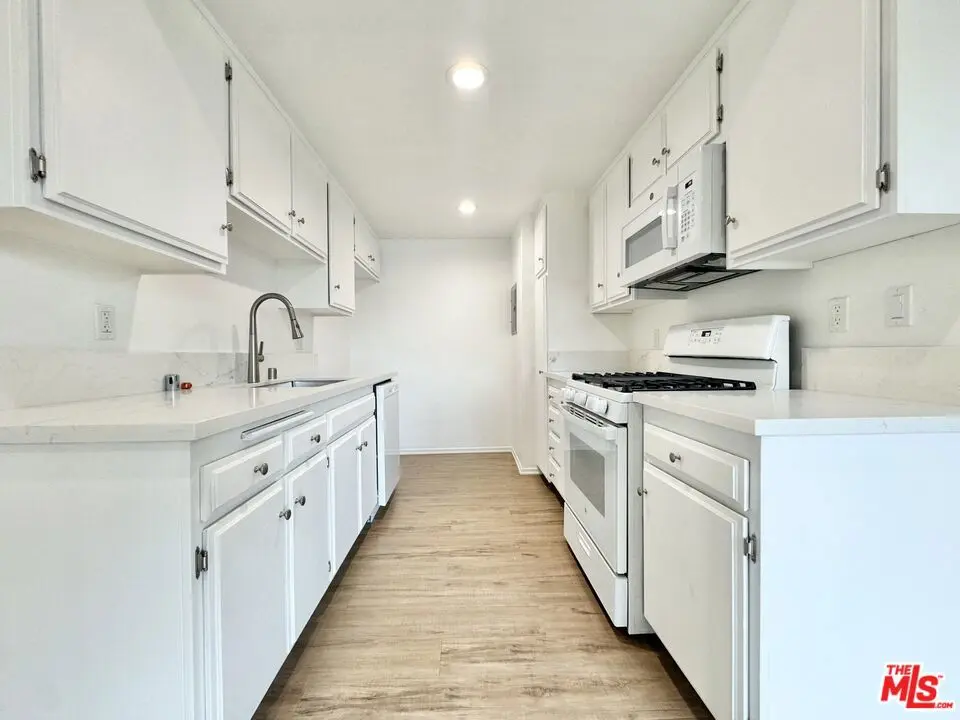 Residential Lease for rent at 12235 Magnolia 306, Los Angeles, Los Angeles County, CA featuring 1 bed and 1 bath