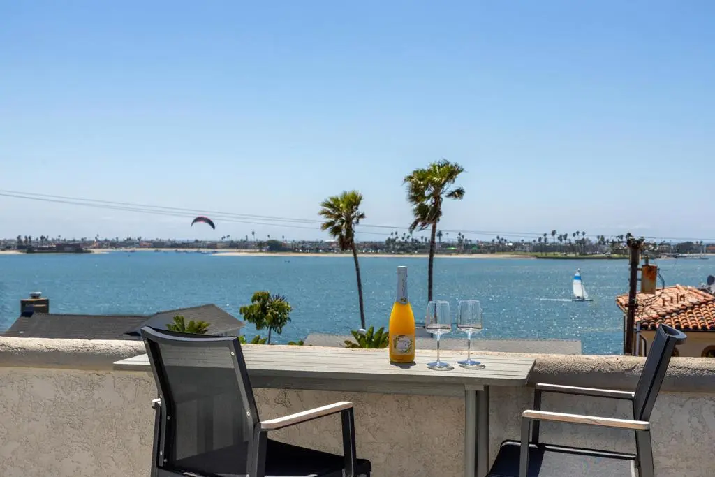 Townhouse for rent at 3701 Riviera Dr 11, San Diego, CA featuring 3 beds and 3 baths