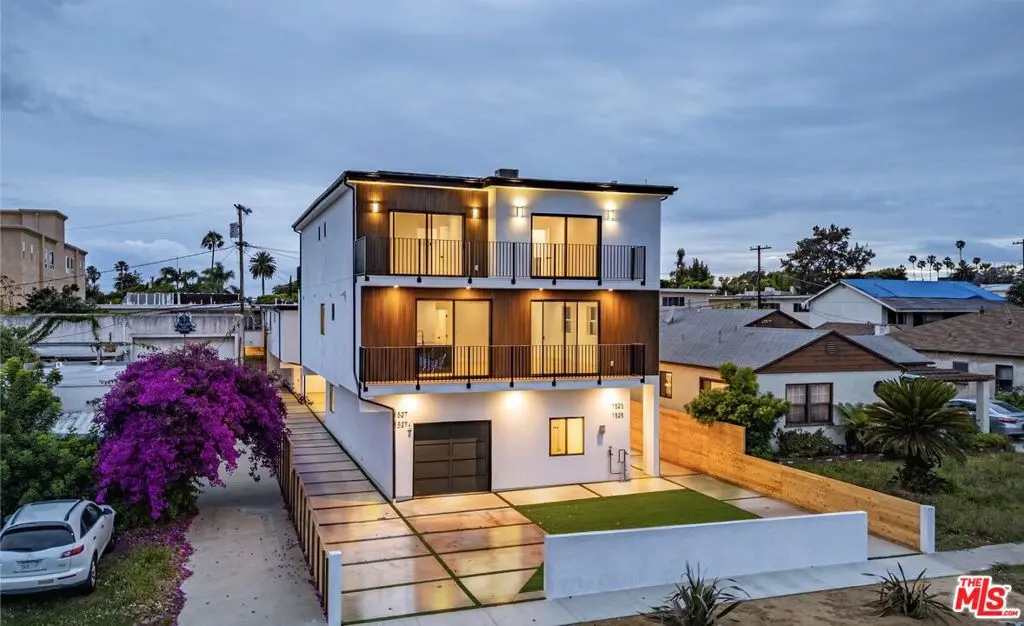Residential Lease for rent at 1525 S Carmelina Avenue 1527 1/2, Los Angeles, Los Angeles County, CA featuring 3 beds and 2 baths