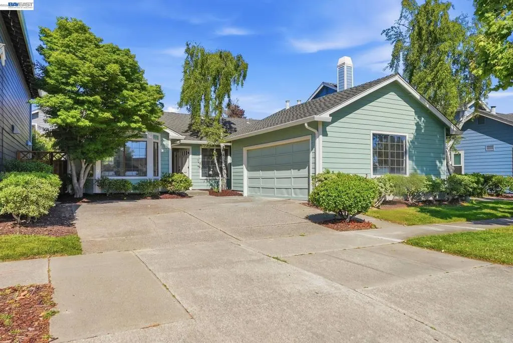 Single Family Residence for sale at 29 Captains Dr, Alameda, CA featuring 3 beds and 2 baths