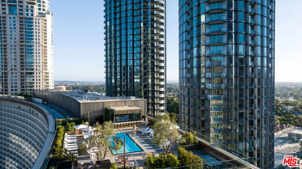 Condominium for sale at 211 W Elm Court 9D, Los Angeles, CA featuring 2 beds and 3 baths