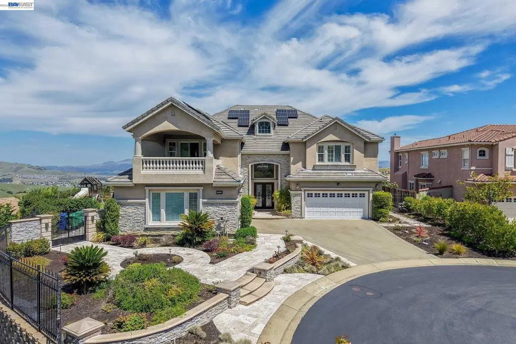 Single Family Residence for sale at 950 Winsford Ct, San Ramon, CA featuring 6 beds and 7 baths