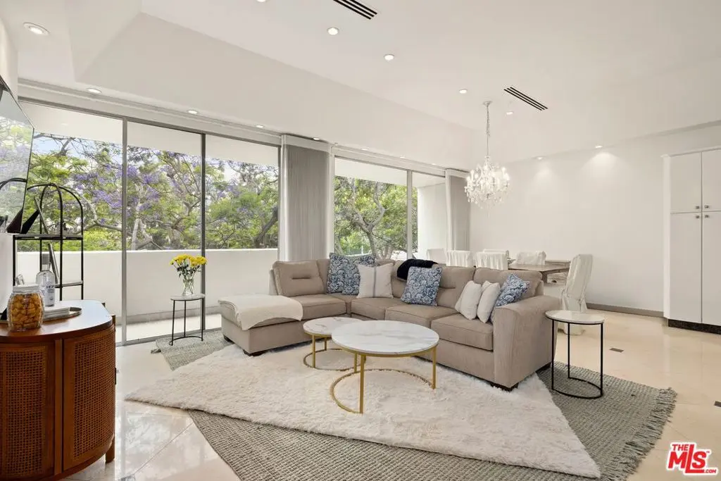 Residential Lease for rent at 2220 Avenue Of The Stars 204, Los Angeles, Los Angeles County, CA featuring 1 bed and 1 bath