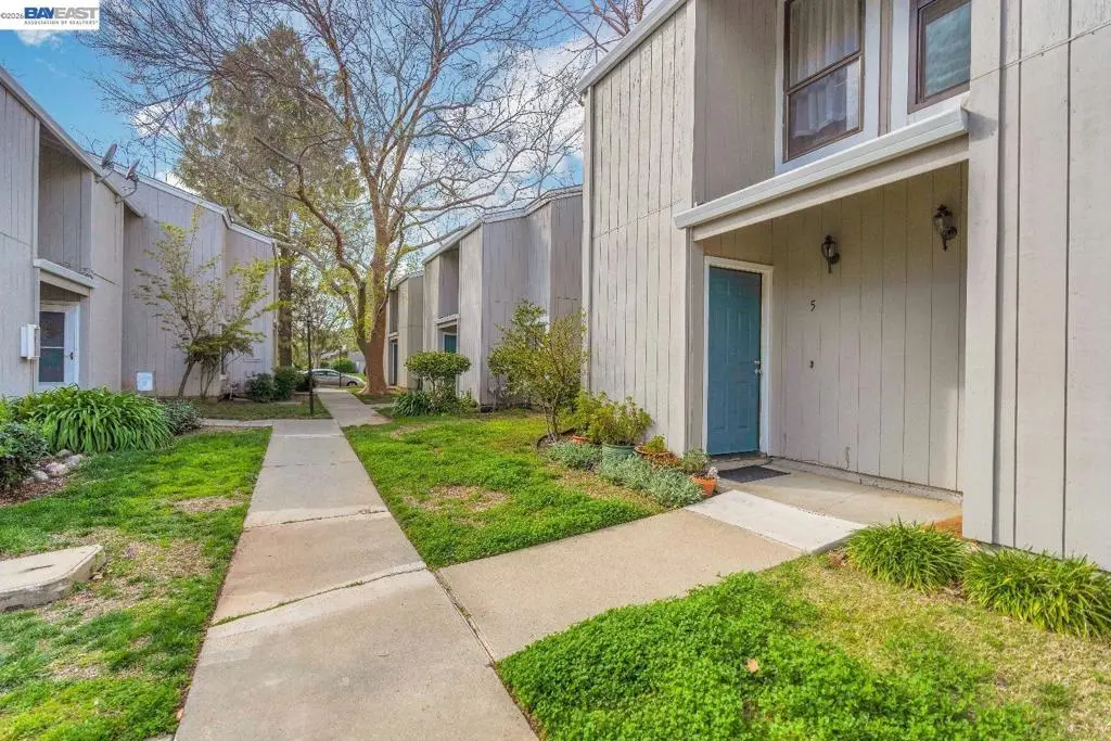 Condominium for sale at 2300 Sycamore Ln 5, Davis, CA featuring 2 beds and 2 baths