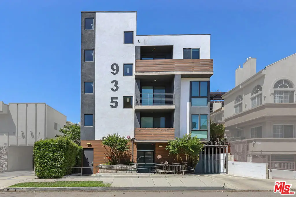 Condominium for sale at 935 N Hudson Avenue 401, Los Angeles, CA featuring 3 beds and 3 baths