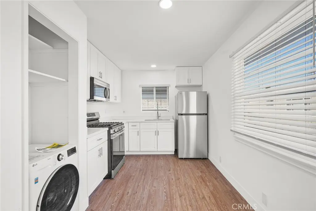 Residential Lease for rent at 530 Almond Ave, Long Beach, Los Angeles County, CA featuring 1 bed and 1 bath