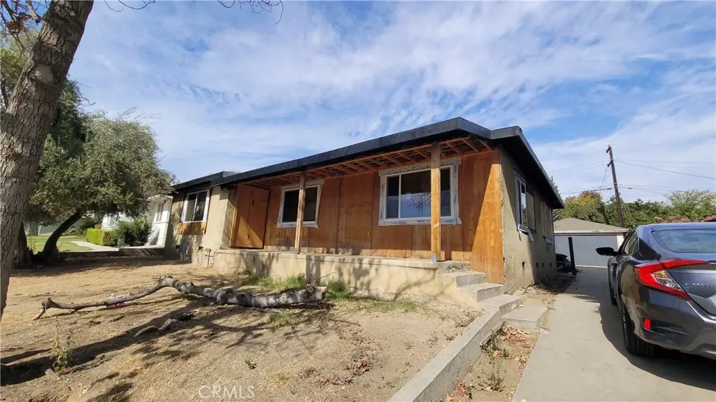 Single Family Residence for sale at 2922 Hillburn Rd, Bakersfield, CA featuring 6 beds and 3 baths