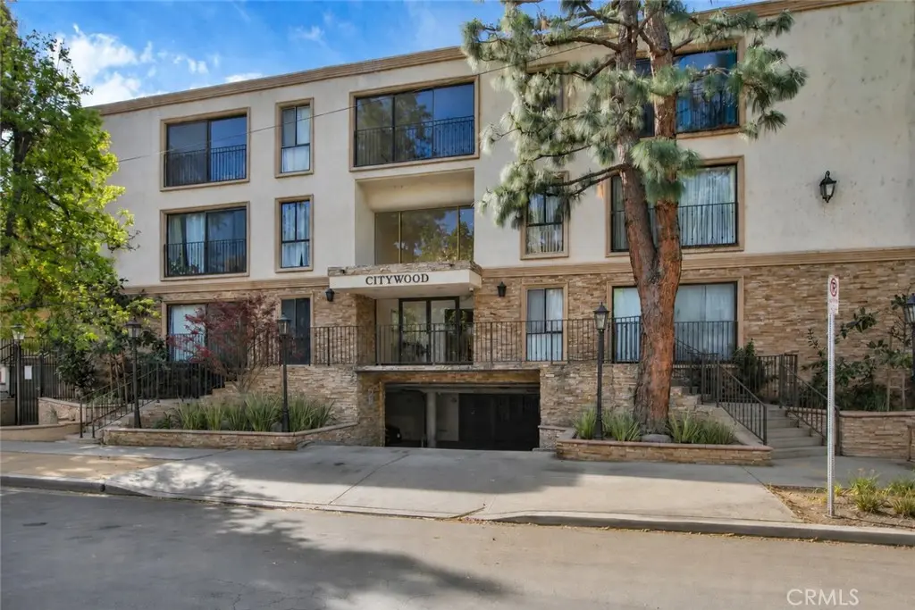 15344 Weddington Street 102, Sherman Oaks, CA — listing photo 1