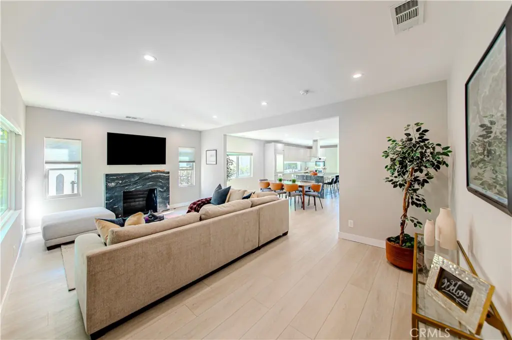 Residential Lease for rent at 507 N Formosa, Los Angeles, Los Angeles County, CA featuring 4 beds and 4 baths